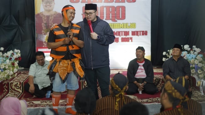 Dalam Acara Sedekah Bumi, Mas Dhito Beri Hadiah Petani Milenial