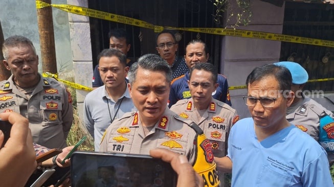 Tim Inafis Satreskrim Polres Cimahi bersama Dokter Tim Rumah Sakit Sartika Asih melakukan olah TKP penemuan kerangka manusia di Ngamprah, Kabupaten Bandung Barat (KBB). [Suara.com/Rahman]