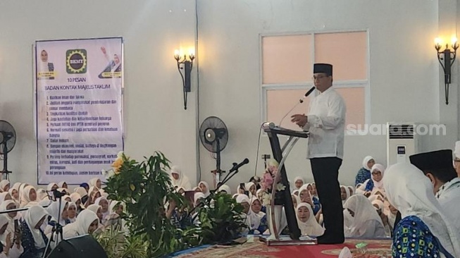 Anies Baswedan saat menghadiri sebuah acara di kawasan Jatiwaringin, Bekasi. (Suara.com/Fakhri)