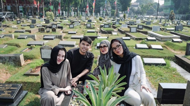 Zahwa Massaid kunjungi makam Adjie Massaid (Instagram)