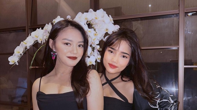 Potret Fuji bersama Andi Ayu Tyas mantan asisten pribadi mendiang Vanesa Angel (Instagram/andiayutyas)