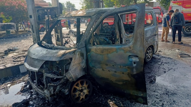 Nyaris Terjebak! Ini Detik-detik Penumpang Mobil Selamatkan Diri dari Kebakaran di SPBU Colomadu