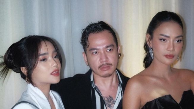 Potret Fuji dan Erika Carlina saat menghadiri gala premiere film dokumenter Rossa (Instagram/fuji_an)