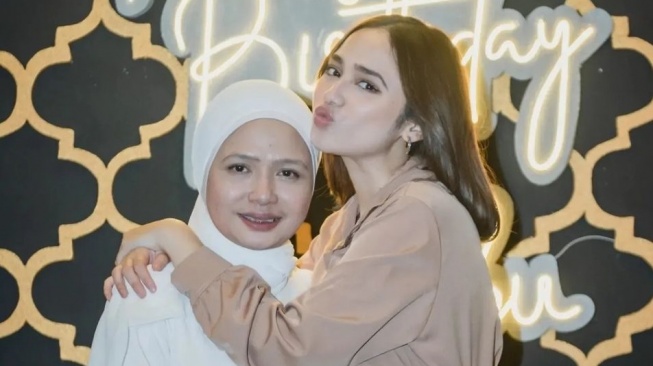 Kedekatan Shendy Hadju dan putrinya, Syifa Hadju. (Instagram/@sndihadju)