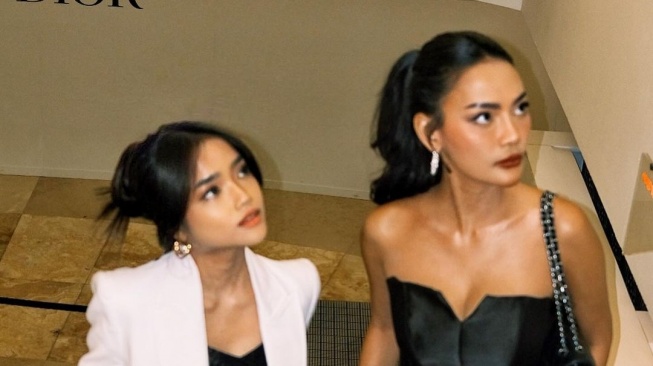 Potret Fuji dan Erika Carlina saat menghadiri gala premiere film dokumenter Rossa (Instagram/fuji_an)