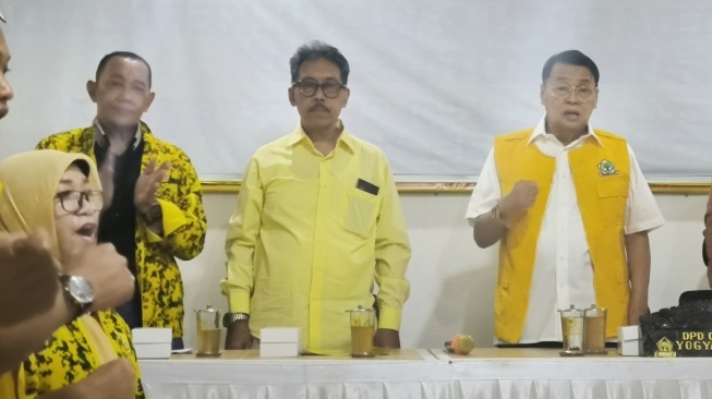 Calon Wali Kota Yogyakarta, Afnan Hadikusumo (tengah) mendapat surat instruksi dari Partai Golkar di Yogyakarta, Rabu (31/7/2024). [Kontributor Suarajogja.id/Putu Ayu]