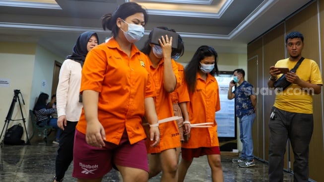 Puluhan tersangka judi sabung ayam ditampilkan saat rilis kasus di Polda Metro Jaya, Jakarta, Rabu (31/7/2024). [Suara.com/Alfian Winanto]