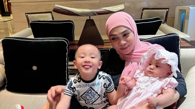 Potret kebersamaan Rieta Amilia, Rayyanza Malik Ahmad, dan Baby Lily (Instagram/rieta_amilia)