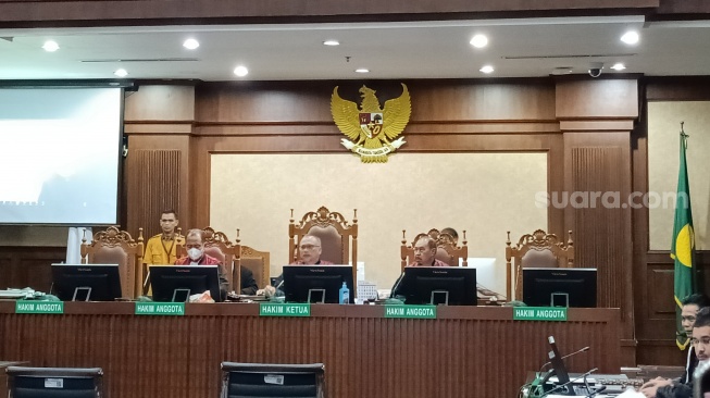 Sidang pembacaan dakwaan kasus korupsi timah dengan terdakwa Eks Kepala Dinas ESDM Provinsi Kepulauan Bangka Belitung Suranto Wibowo di Pengadilan Tipikor Jakarta. (Suara.com/Dea)