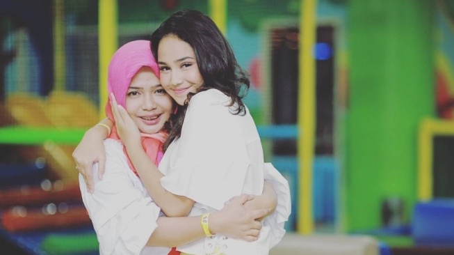 Potret Shendy Hadju dan putrinya, Syifa Hadju. (Instagram/@sndihadju)