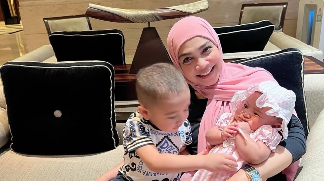 Potret kebersamaan Rieta Amilia, Rayyanza Malik Ahmad, dan Baby Lily (Instagram/rieta_amilia)