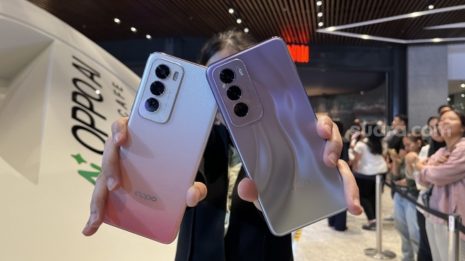 Oppo Reno 12 5G dan Oppo Reno 12 Pro 5G. [Suara.com/Dicky Prastya]