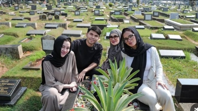 Mulai Belajar Pakai Hijab, Busana Aaliyah Massaid saat Ziarah Makam Tuai Pujian