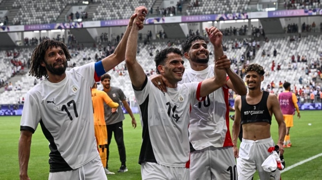 (Kiri-Kanan) Gelandang Mesir, Mohamed Elneny, Ahmed Zizo, Ibrahim Adel dan Ahmed Atef merayakan kemenangan di akhir pertandingan sepak bola putra Grup C Olimpiade 2024 antara Spanyol vs Mesir di Stadion Bordeaux di Bordeaux pada 30 Juli 2024.Philippe Lopez / AFP.