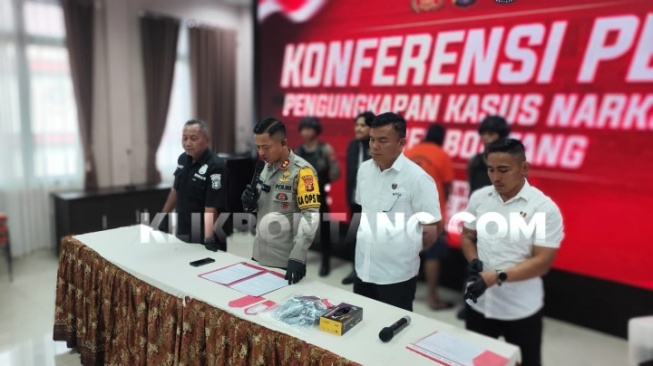 Kapolres Bontang AKBP Alex Frestian bersama Kasat Resnarkoba AKP Rihard rilis kasus narkoba. [KlikKaltim.com]