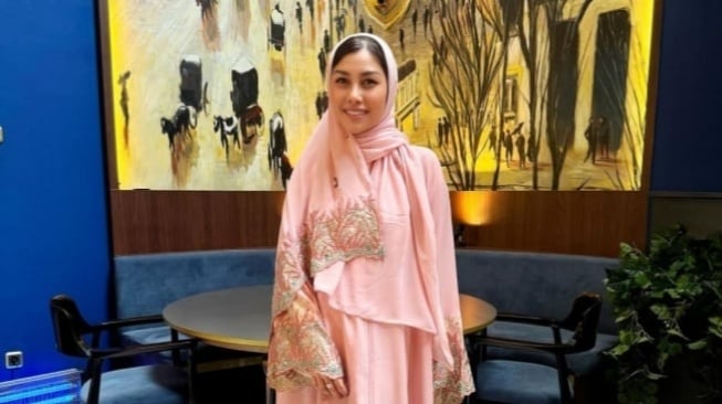 Nisya Ahmad Lepas Hijab, Wajahnya Dibilang Makin Aneh Karena Dugaan Oplas