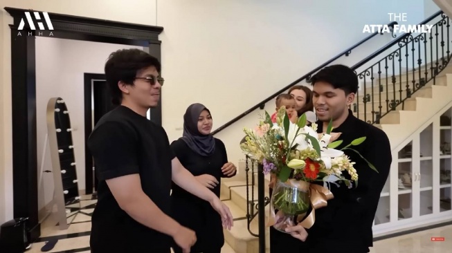 Atta-Aurel bertamu ke rumah Thariq Halilintar dan Aaliyah Massaid (YouTube/AH)