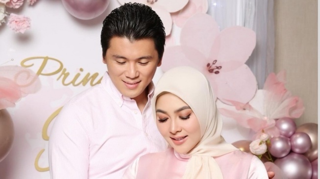 Potret Serba Pink Syahrini dan Reino Barack Umumkan Persalinan (Instagram)