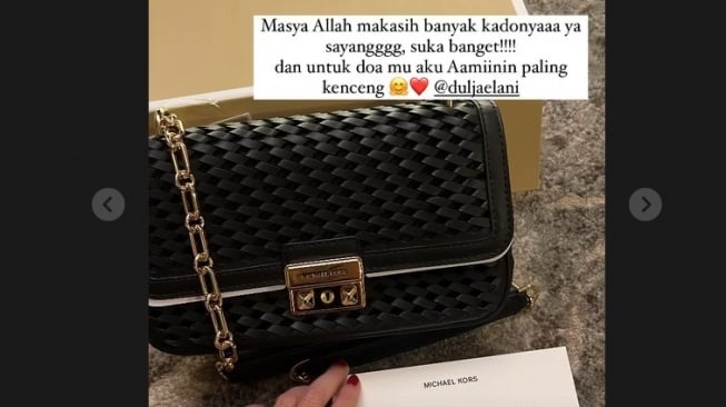 Tissa Biani dapat kado tas dari Dul Jaelani. [Instagram]