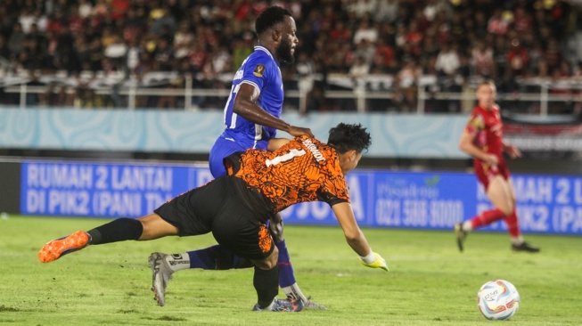 Striker Arema FC Charles Lokolingoy melewati kiper Persis Solo, Muhammad Riyandi untuk mencetak gol pertama dalam semifinal Piala Presiden 2024 di Stadion Manahan, Solo, Rabu (31/7/2024) malam. Arema FC menang 2-0 dan lolos ke final. [Dok Benediktus Candra Setiawan]