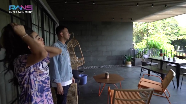 Potret rumah Nisya Ahmad dan Andika Rosadi (YouTube/Rans Entertainment)