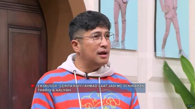 Potret Irfan Hakim ketika sedang menjelaskan soal dirinya tak diundang ke pernikahan Thariq dan Aaliyah (YouTube/TRANS7 OFFICIAL)