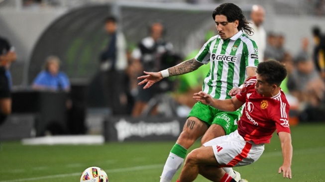 Bek Real Betis, Hector Bellerin dan bek Manchester United Harry Amass bertabrakan selama pertandingan persahabatan pramusim antara Manchester United vs Real Betis di Stadion SnapDragon di San Diego, California, pada 31 Juli 2024.Patrick T. Fallon / AFP