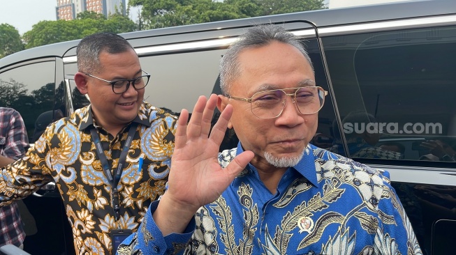 Dari Raffi Ahmad? Menteri Zulhas Pamer Keahlian Selfie Bareng Wartawan