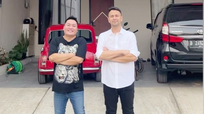 9 Potret Rumah Baru Om Merry Asisten Raffi Ahmad, Pintu Kamarnya Canggih