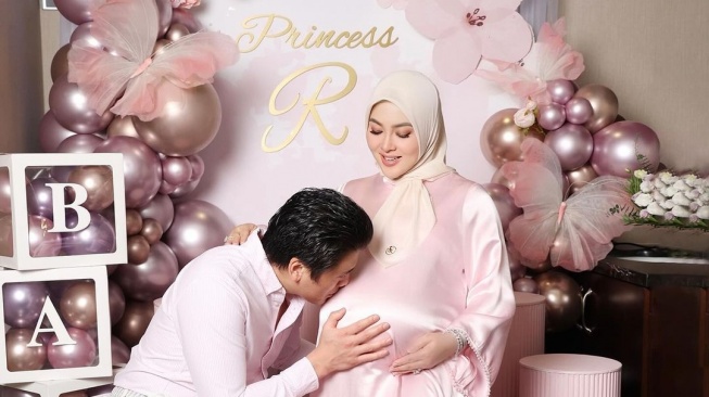 Syahrini dan Reino Barack. (Instagram/@princessyahrini)