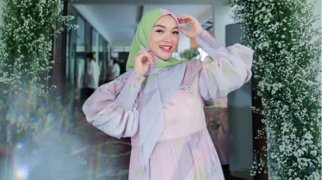 Penyanyi dangdut Zaskia Gotik sudah mulai berhijab sejak akhir 2023 lalu.