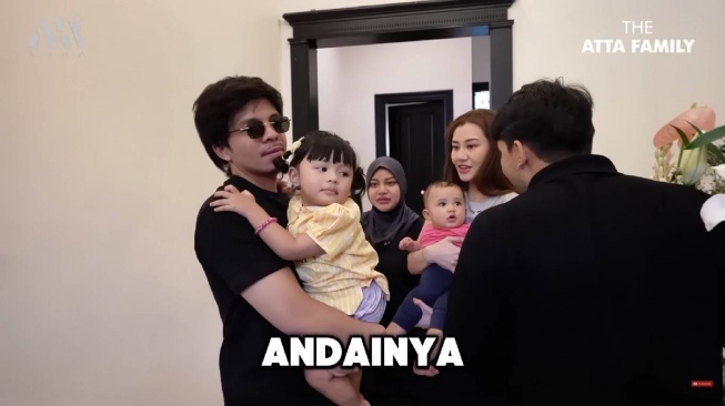 Atta-Aurel bertamu ke rumah Thariq Halilintar dan Aaliyah Massaid (YouTube/Thariq Halilintar)