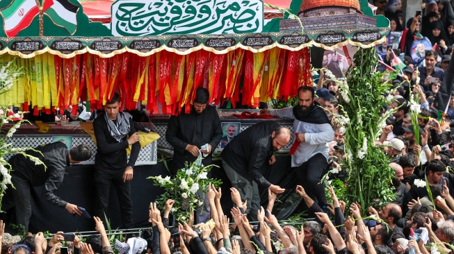 Warga Iran mengikuti upacara pemakaman mendiang pemimpin Hamas Ismail Haniyeh di Teheran, Iran, Kamis (1/8/2024). [AFP]