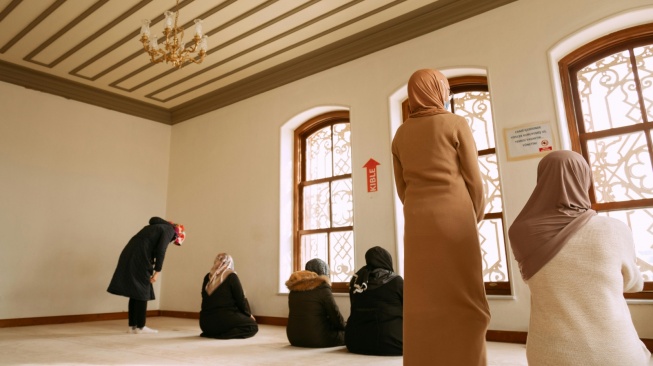 Hukum Wanita Sholat Jumat di Masjid, Boleh Atau Dilarang?