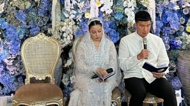 Potret Nikita Willy saat mengaji di acara tasyakuran empat bulan kehamilan (Instagram)