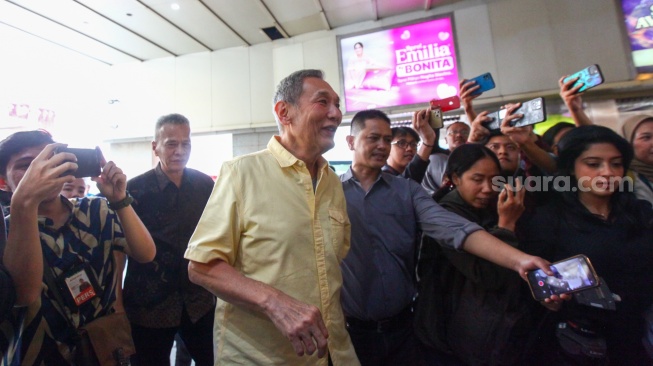 Bakal Calon Gubernur DKI Jakarta Jusuf Hamka atau Babah Alun (tengah) saat blusukan di Pasar Tanah Abang, Jakarta, Kamis (1/8/2024). [Suara.com/Alfian Winanto]