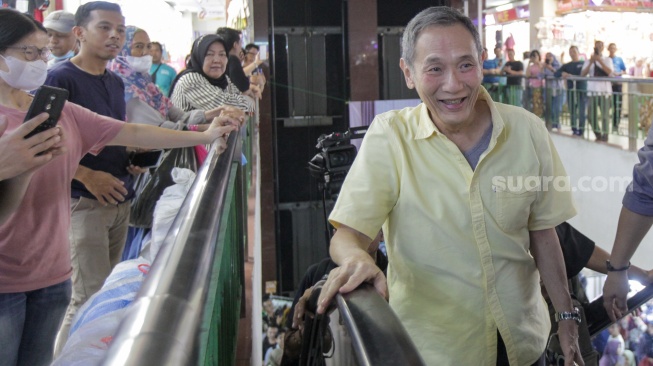 Bakal Calon Gubernur DKI Jakarta Jusuf Hamka atau Babah Alun (tengah) saat blusukan di Pasar Tanah Abang, Jakarta, Kamis (1/8/2024). [Suara.com/Alfian Winanto]