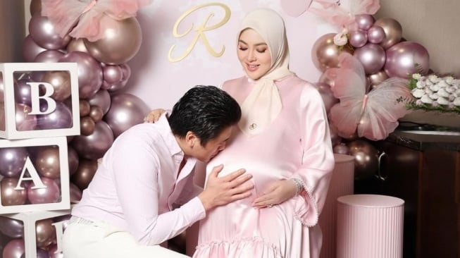 Potret Serba Pink Syahrini Umumkan Persalinan (Instagram)