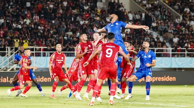 Duel udara antara pemain Arema FC melawan Persis Solo dalam semifinal Piala Presiden 2024 di Stadion Manahan, Solo, Rabu (31/7/2024) malam. Arema FC menang 2-0 dan lolos ke final. [Dok Arema FC]