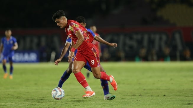 Aksi striker Persis Solo, Ramadhan Sananta melawan Arema FC dalam semifinal Piala Presiden 2024 di Stadion Manahan, Solo, Rabu (31/7/2024) malam. Arema FC menang 2-0 dan lolos ke final. [Dok Persis Solo]