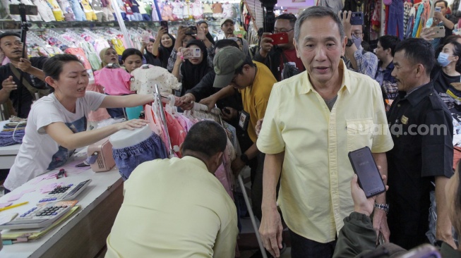 Bakal Calon Gubernur DKI Jakarta Jusuf Hamka atau Babah Alun (tengah) saat blusukan di Pasar Tanah Abang, Jakarta, Kamis (1/8/2024). [Suara.com/Alfian Winanto]