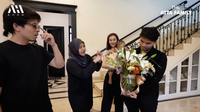 Ekspresi Thariq Halilintar saat mendapat kado pernikahan berupa bunga dari Atta Halilintar dan Aurel Hermansyah (YouTube/ AH)