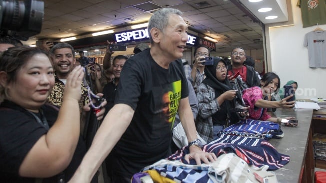 Bakal Calon Gubernur DKI Jakarta Jusuf Hamka atau Babah Alun (tengah) saat blusukan di Pasar Tanah Abang, Jakarta, Kamis (1/8/2024). [Suara.com/Alfian Winanto]