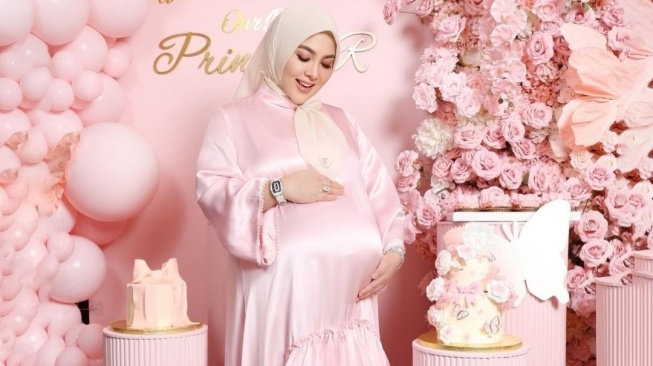 Tak hanya Syahrini, Sembilan Artis Ini juga Pernah Hamil dan Melahirkan di Usia 40 Tahun