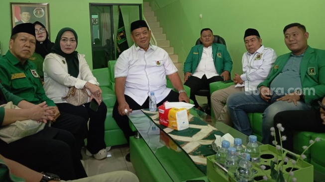 Ketua DPC PPP Cilegon Sahruji didampingi pengurus memberi keterangan soal putra Ketum PPP, Mardiono yakni Fajar Hadi Prabowo bakal ikut berkompetisi di Pilkada Cilegon 2024, Rabu (31/7/2024). [Yandi Sofyan/Suara.com]  