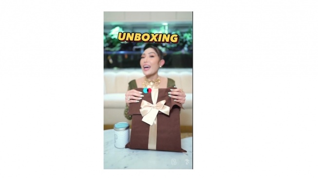 Ayu Dewi unboxing souvenir pernikahan Thariq. [TikTok/@ayudewi070]