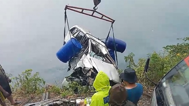 Mobil Kepala Desa Tewas Terjun ke Danau Toba Dievakuasi