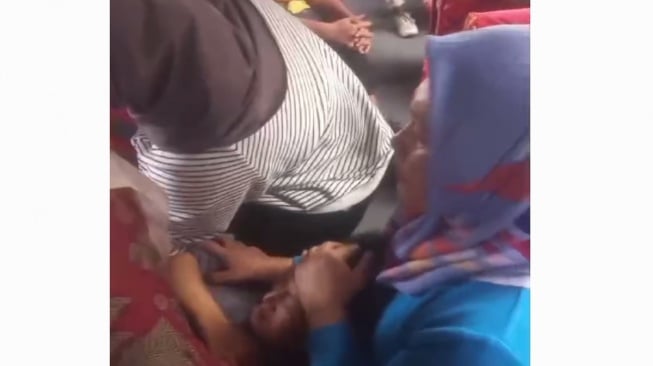 Perempuan melahirkan di atas bus saat melaju di Tol Padaleunyi. [Harapan Rakyat/Ist]