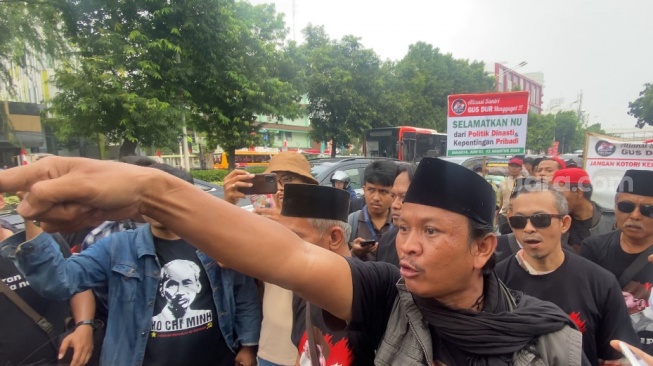 Gegara Diminta Bubar, Massa Aliansi Santri Gus Dur Sempat Cekcok dengan Pria Tegap di Depan Gedung PBNU