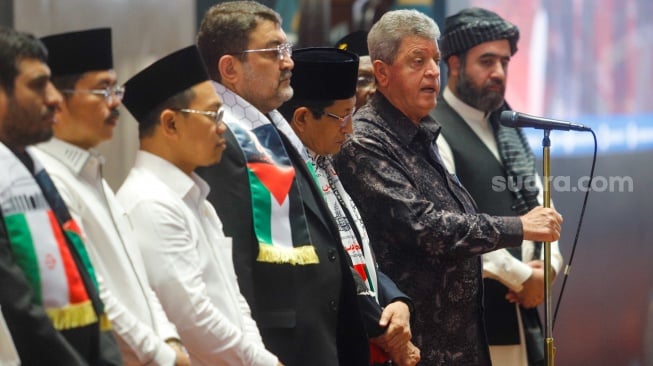 Duta Besar Palestina untuk Indonesia Zuhair Al-Shun (tengah) menggelar konferensi usai melaksanakan salat gaib di Masjid Istiqlal, Jakarta, Jumat (2/8/2024). [Suara.com/Alfian Winanto] 